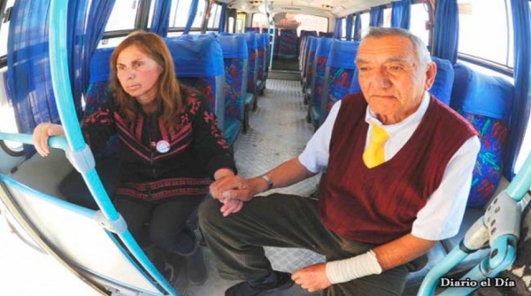 Maneja un colectivo con su esposa al lado. Ella tiene alzhéimer y nadie quien la cuide