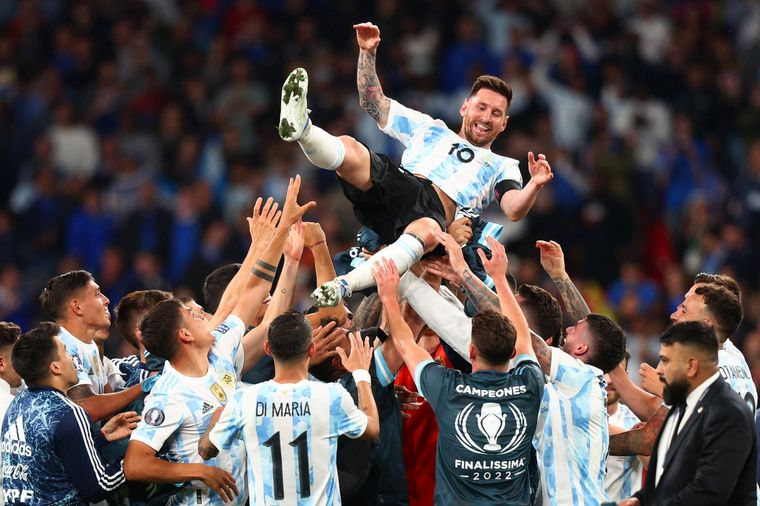 FOTO: Lionel Messi, en andas en el festejo del equipo argentino (Foto: @SC_ESPN)