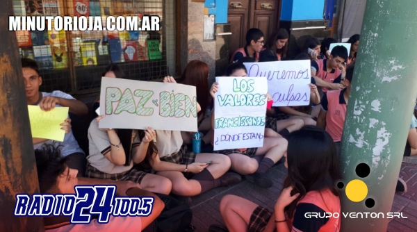 Alumnos secundarios hicieron “una sentada” por decisiones arbitrarias de directivos