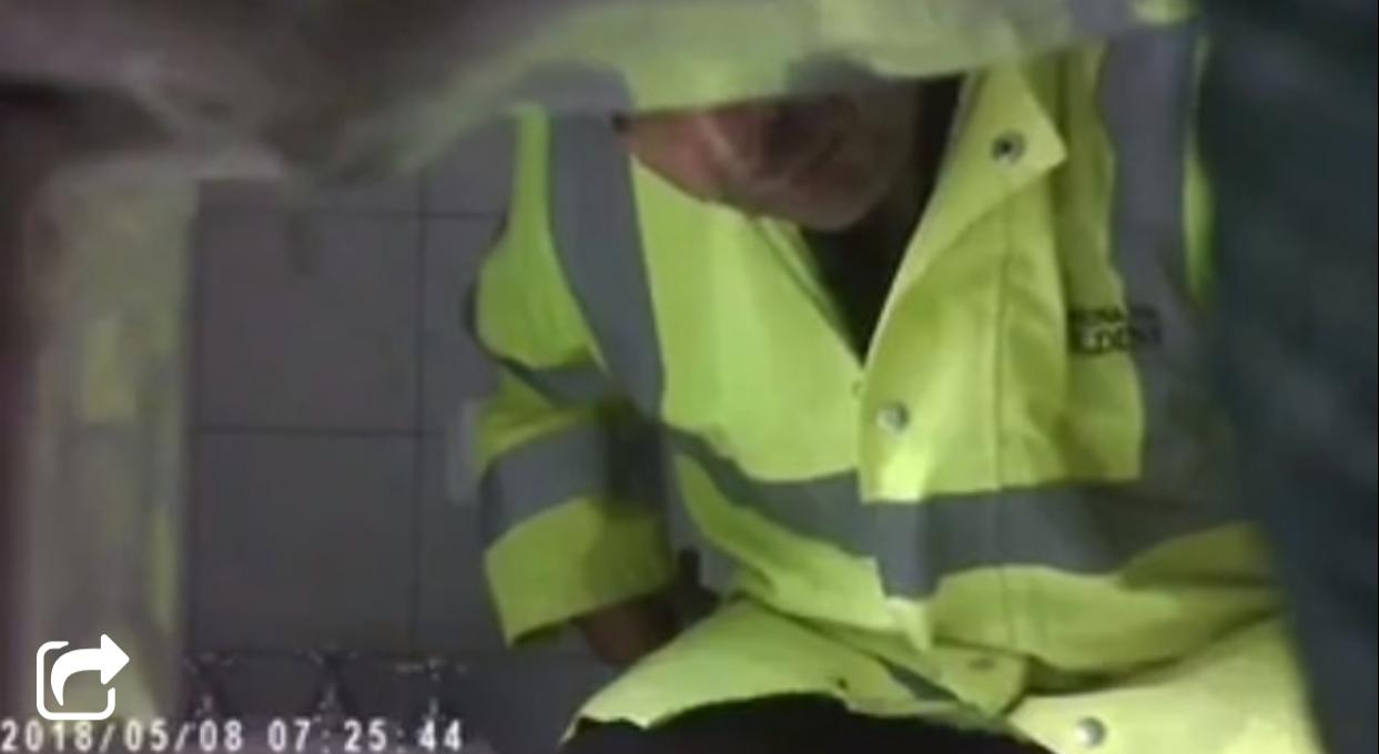 El inspector de tránsito de Soldini instaló una cámara oculta frente a un inodoro y debajo de un lavatorio (Captura).